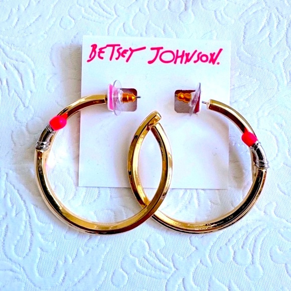 NWT ⚜️✏️⚜️ Betsey Johnson Gold-Tone Pencil Hoop Earrings - Picture 4 of 7